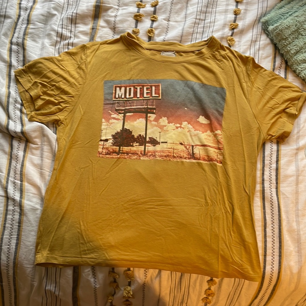 Buckle brand graphic tee